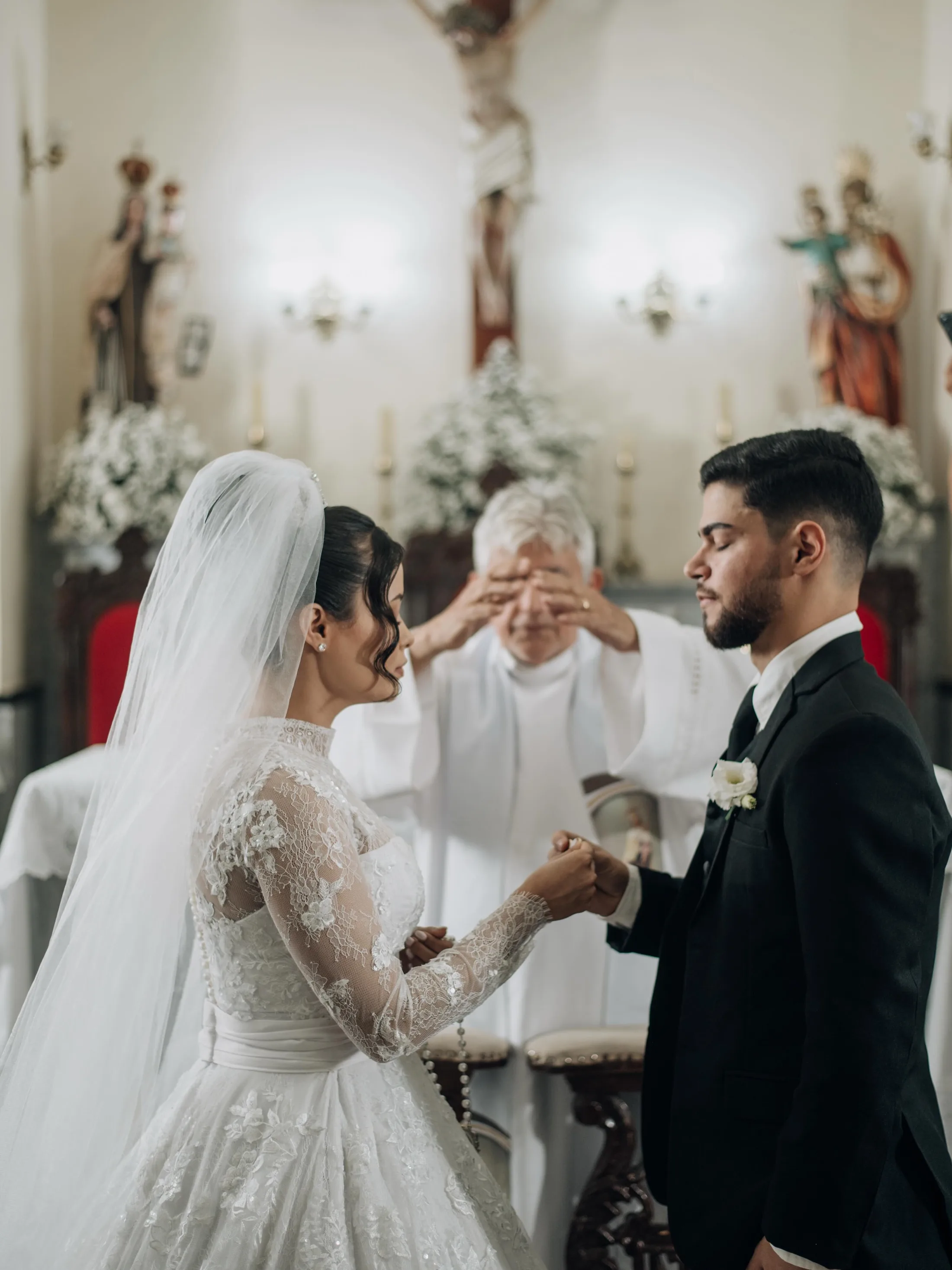 Noivos durante a troca de alianças na igreja