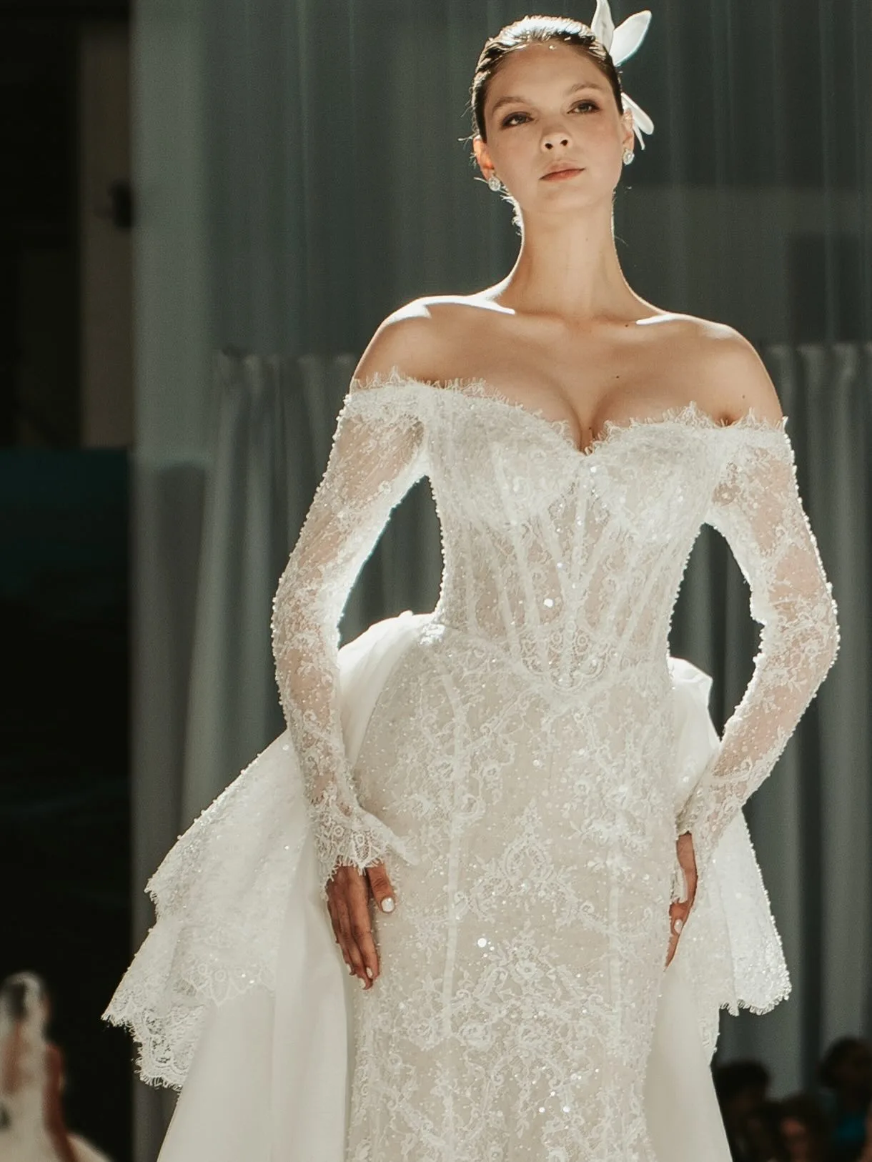 Modelo com vestido de noiva durante desfile