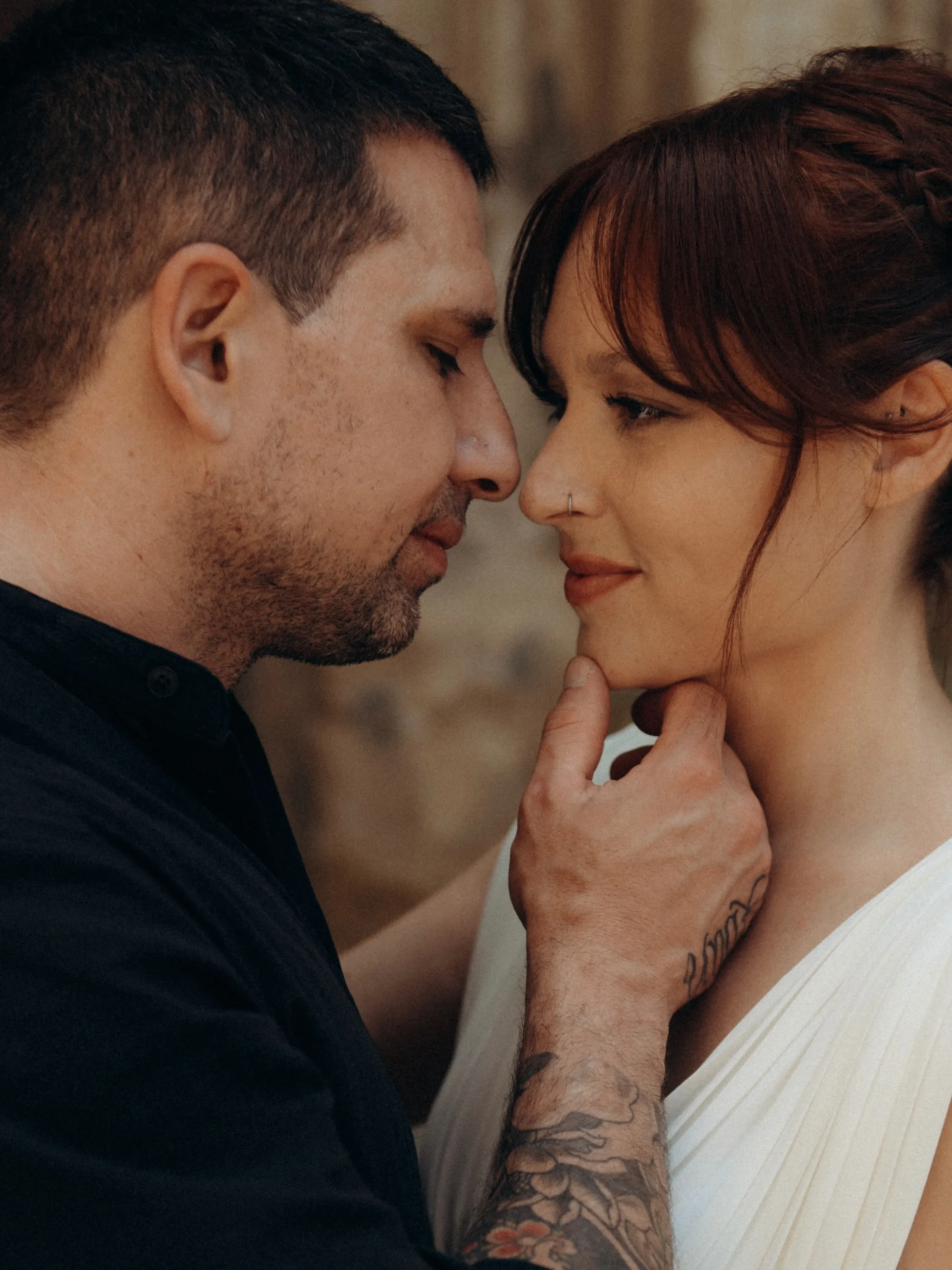 Retrato próximo de casal com os rostos encostados