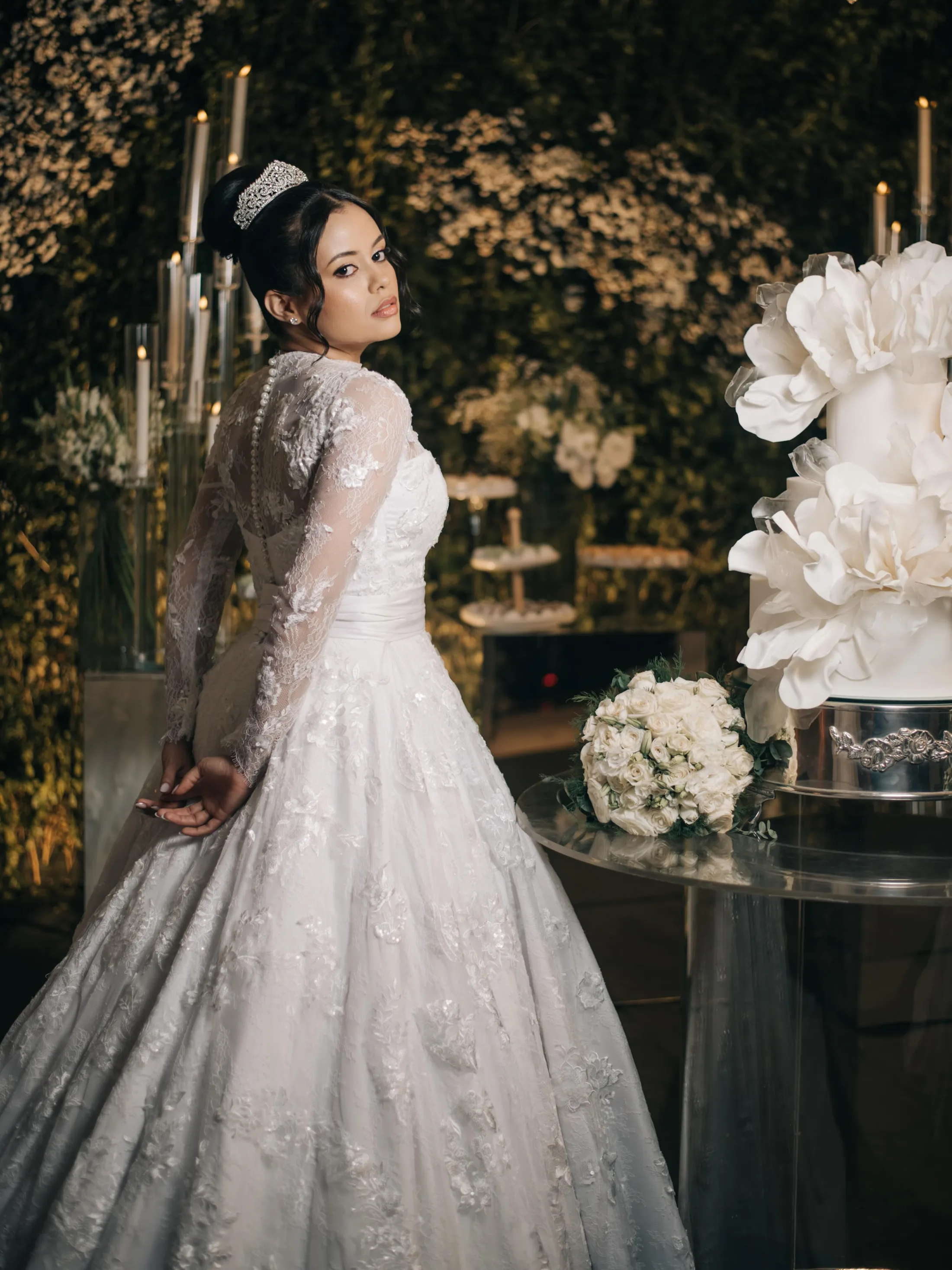 Noiva com vestido rendado em ambiente decorado para a festa