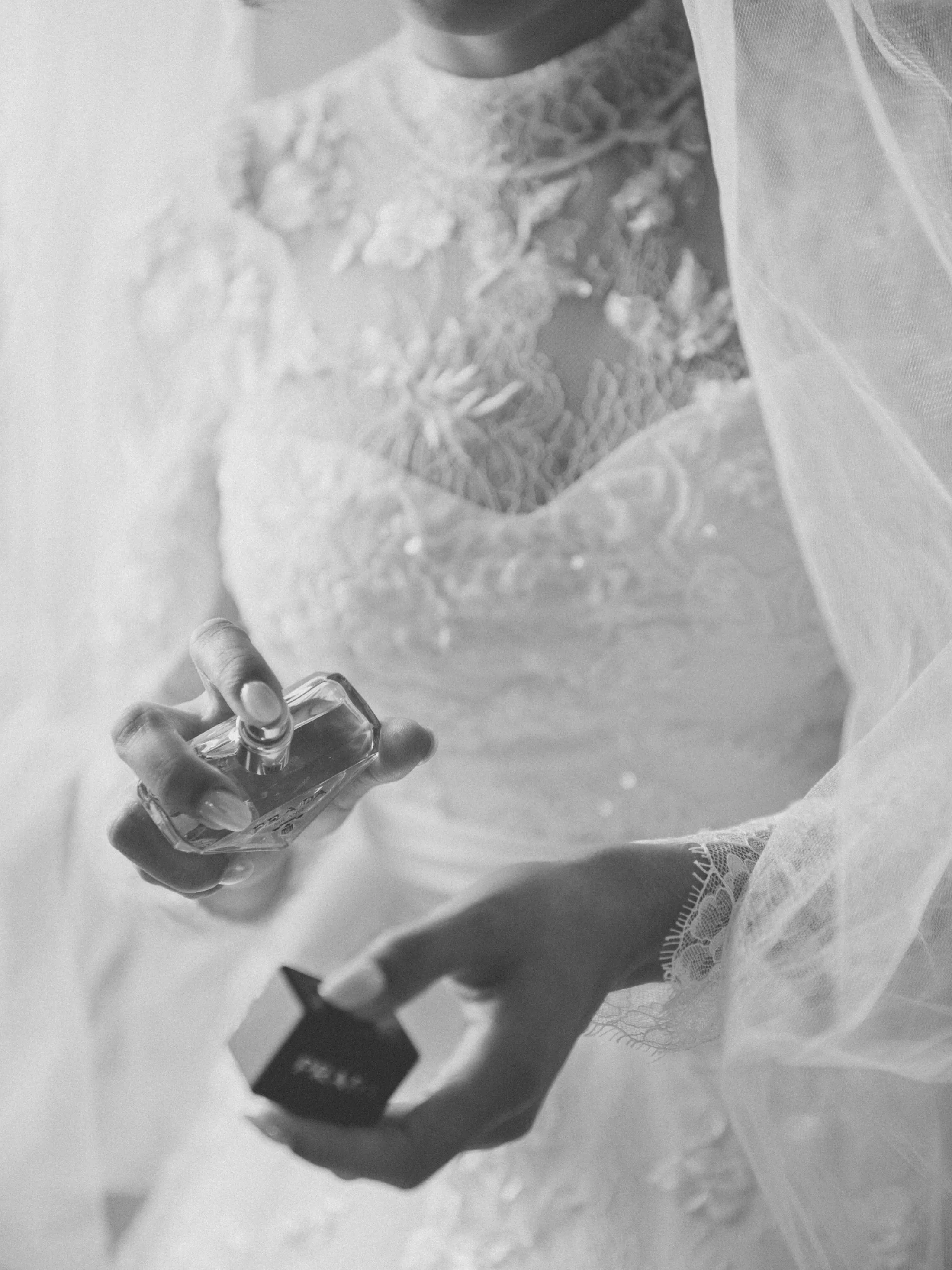 Detalhe das mãos e do vestido da noiva em preto e branco