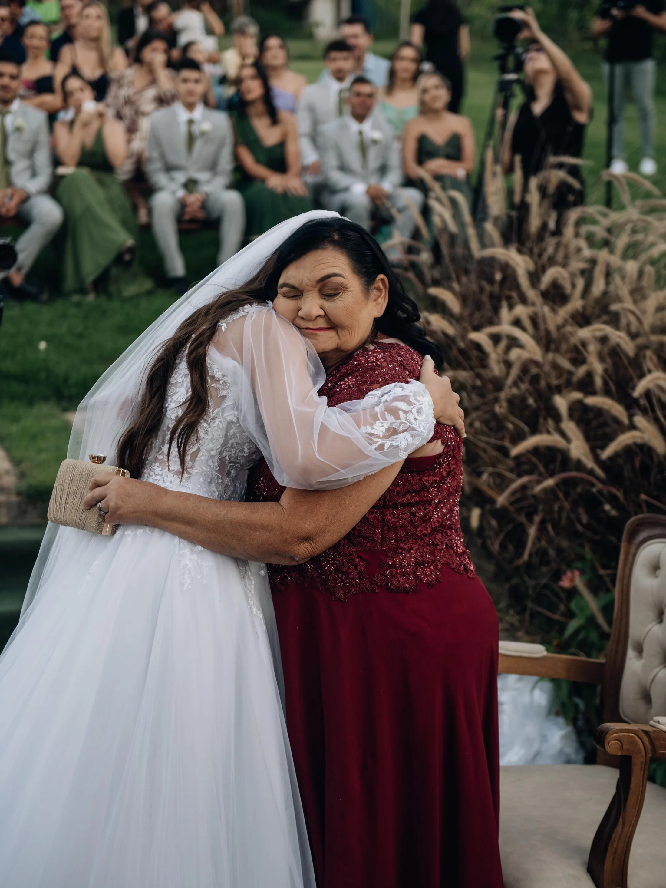Noiva abraçando uma convidada durante o casamento