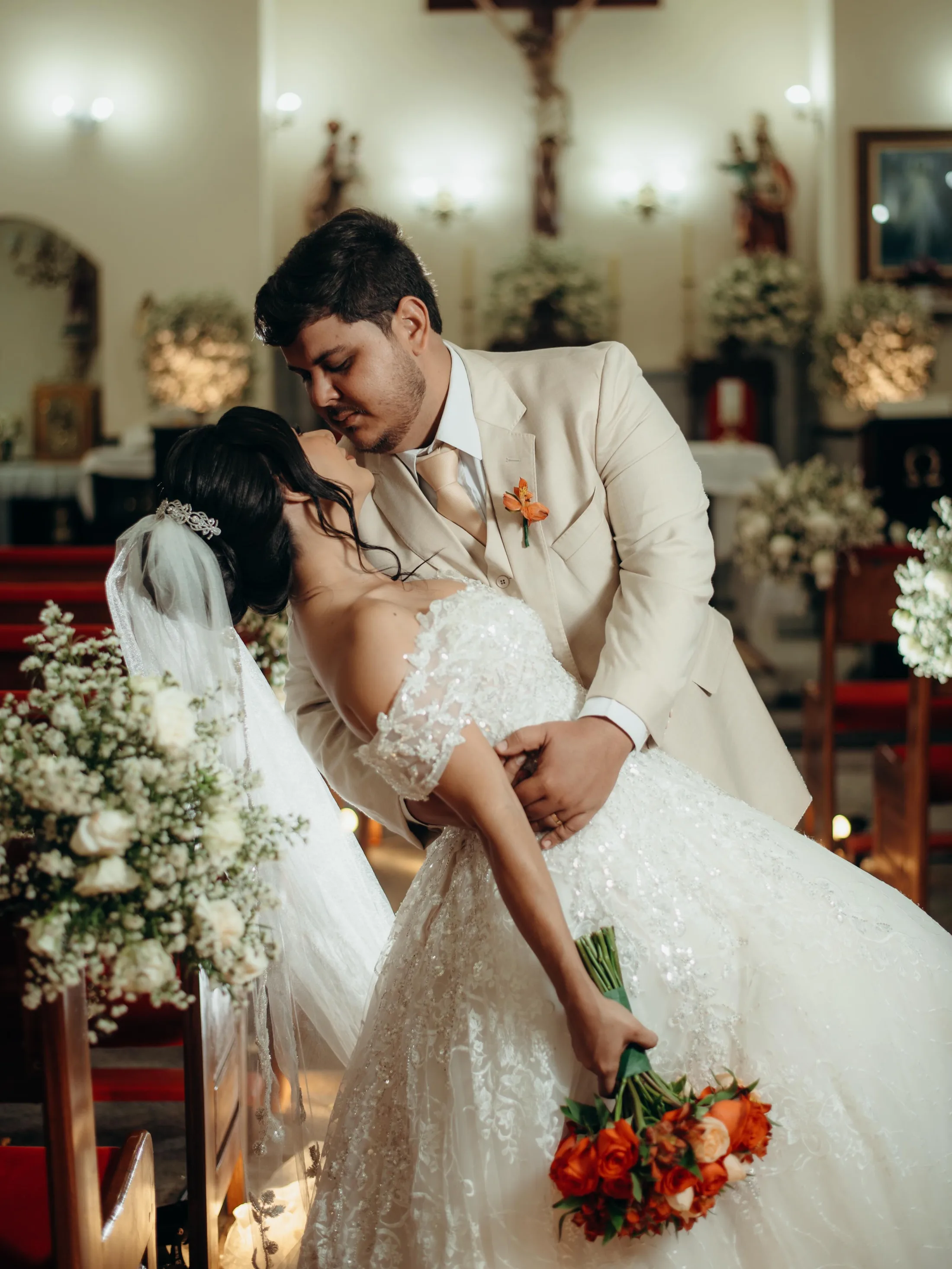Noivo beijando a testa da noiva durante o casamento