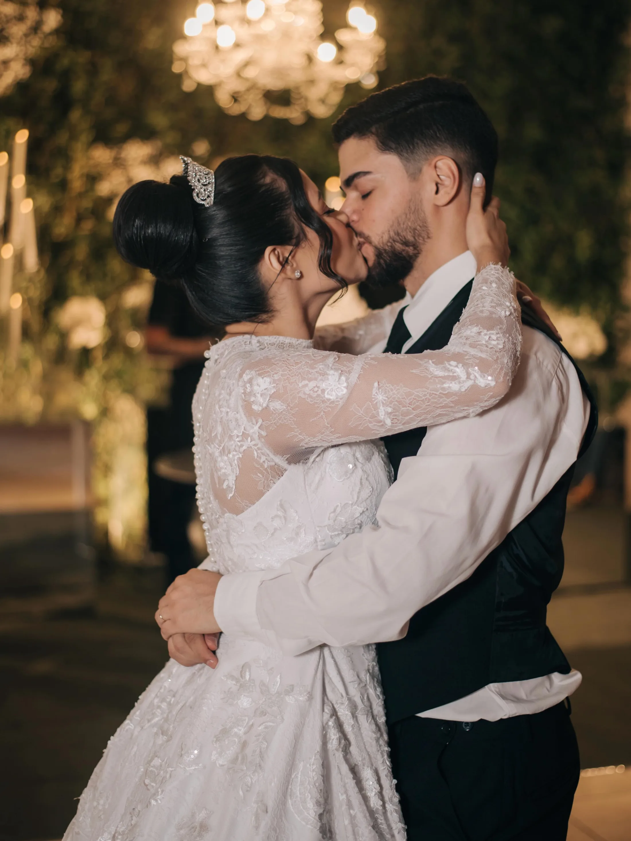 Casal se beijando em uma festa de casamento
