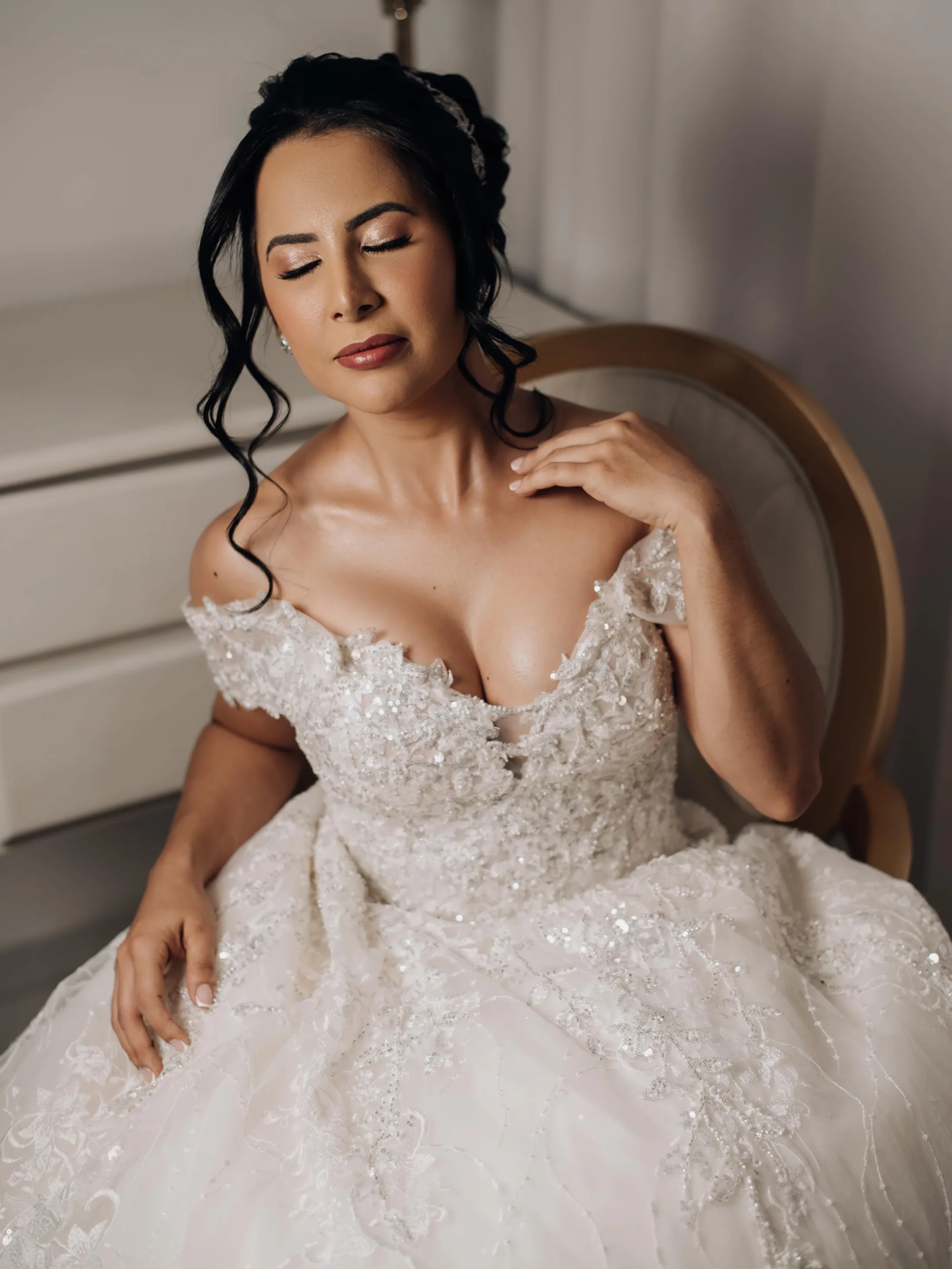 Noiva sentada com vestido rendado e luz suave