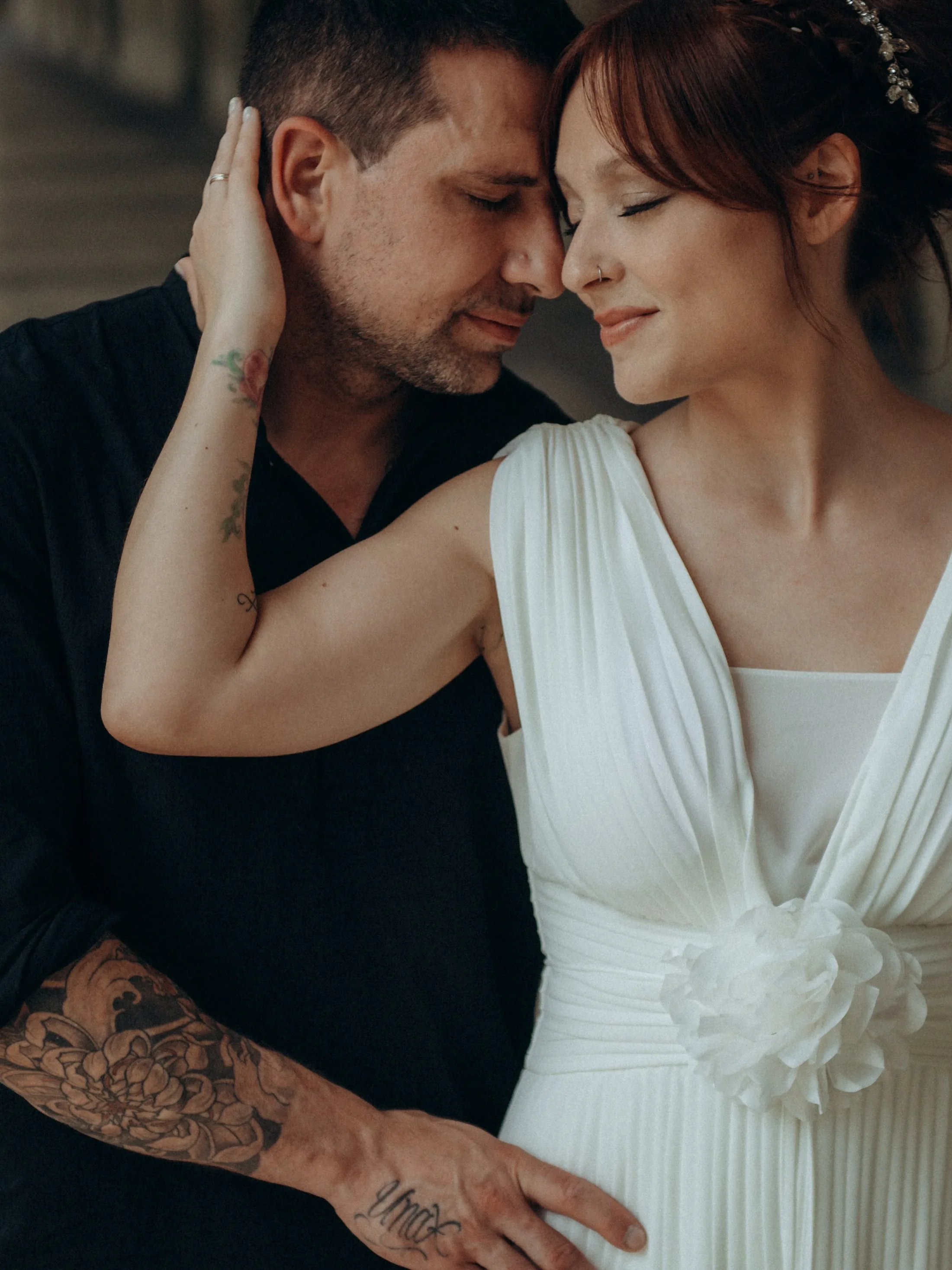Retrato próximo de casal com os olhos fechados