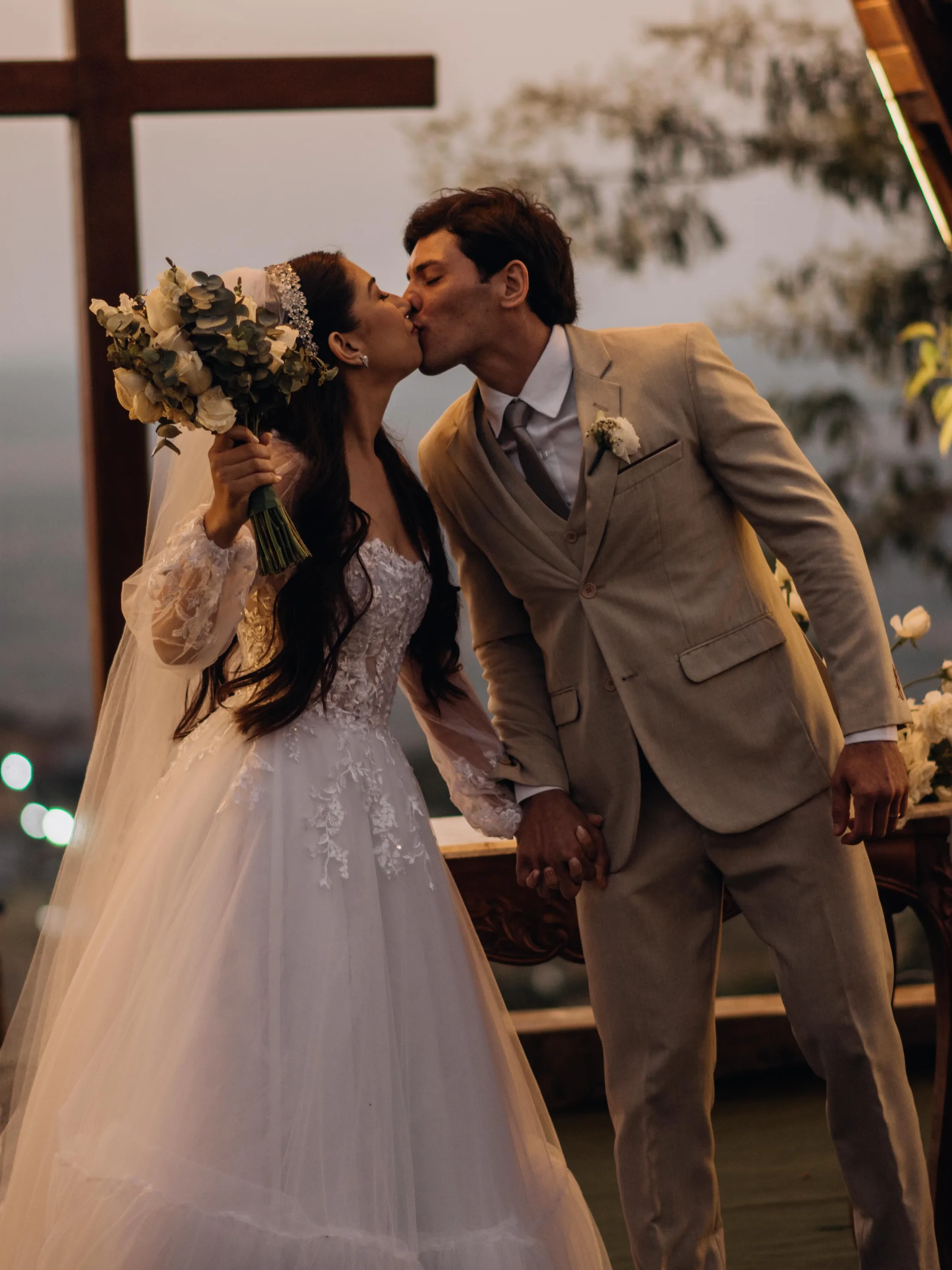 Casal se beijando durante a cerimônia de casamento