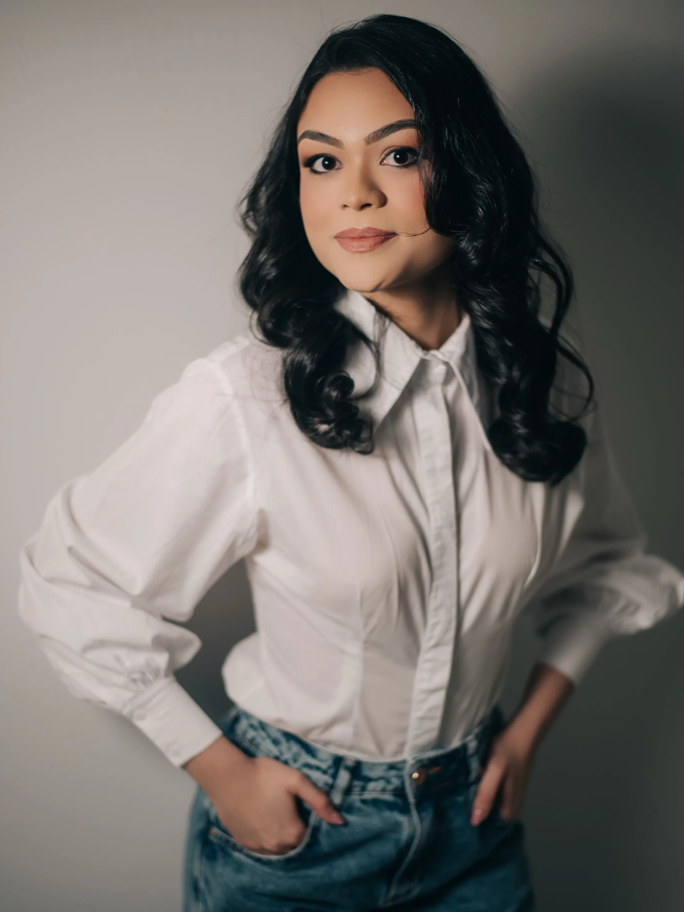 Retrato de mulher com camisa clara e fundo neutro