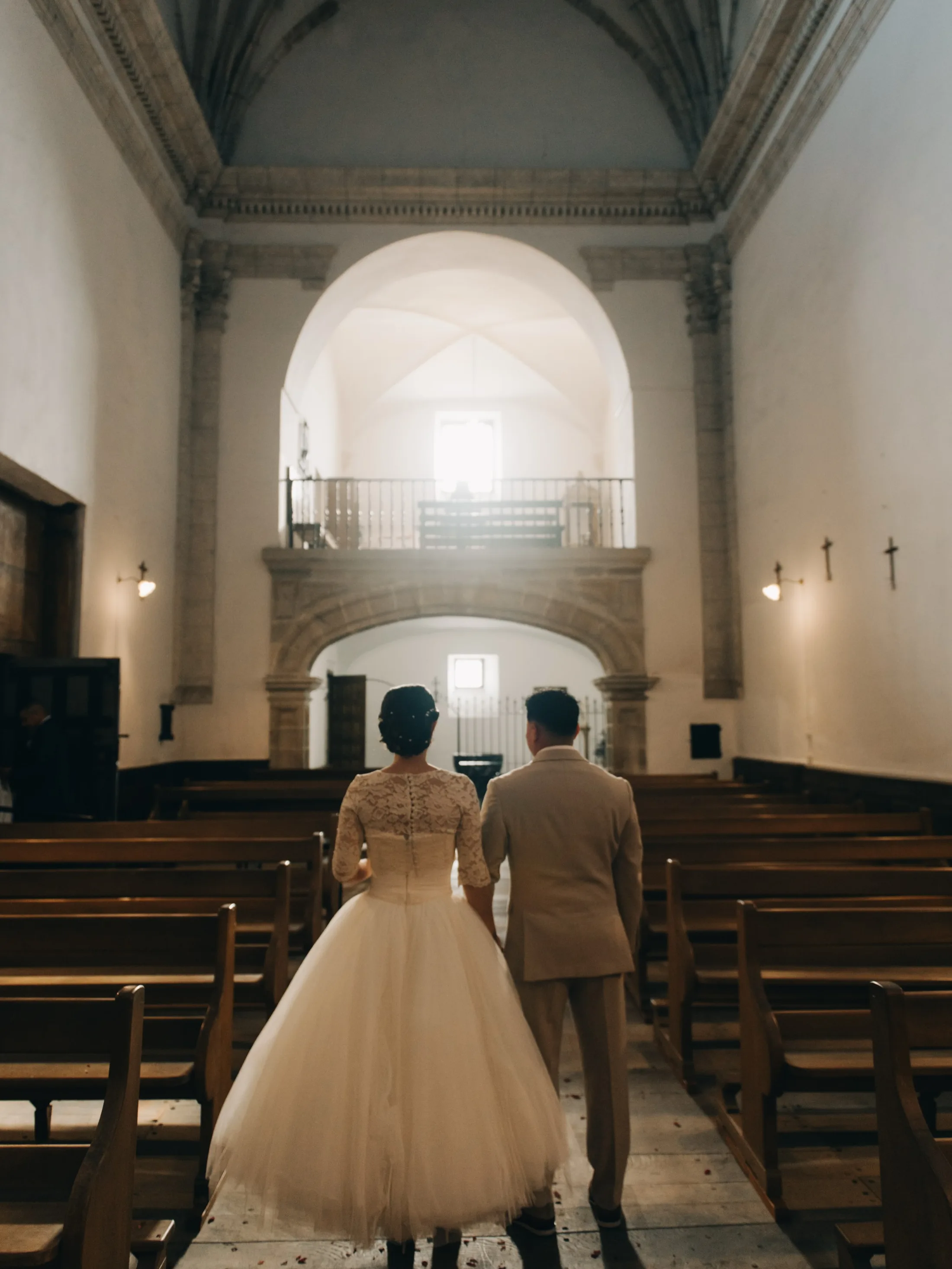 Noivos de costas no corredor central da igreja