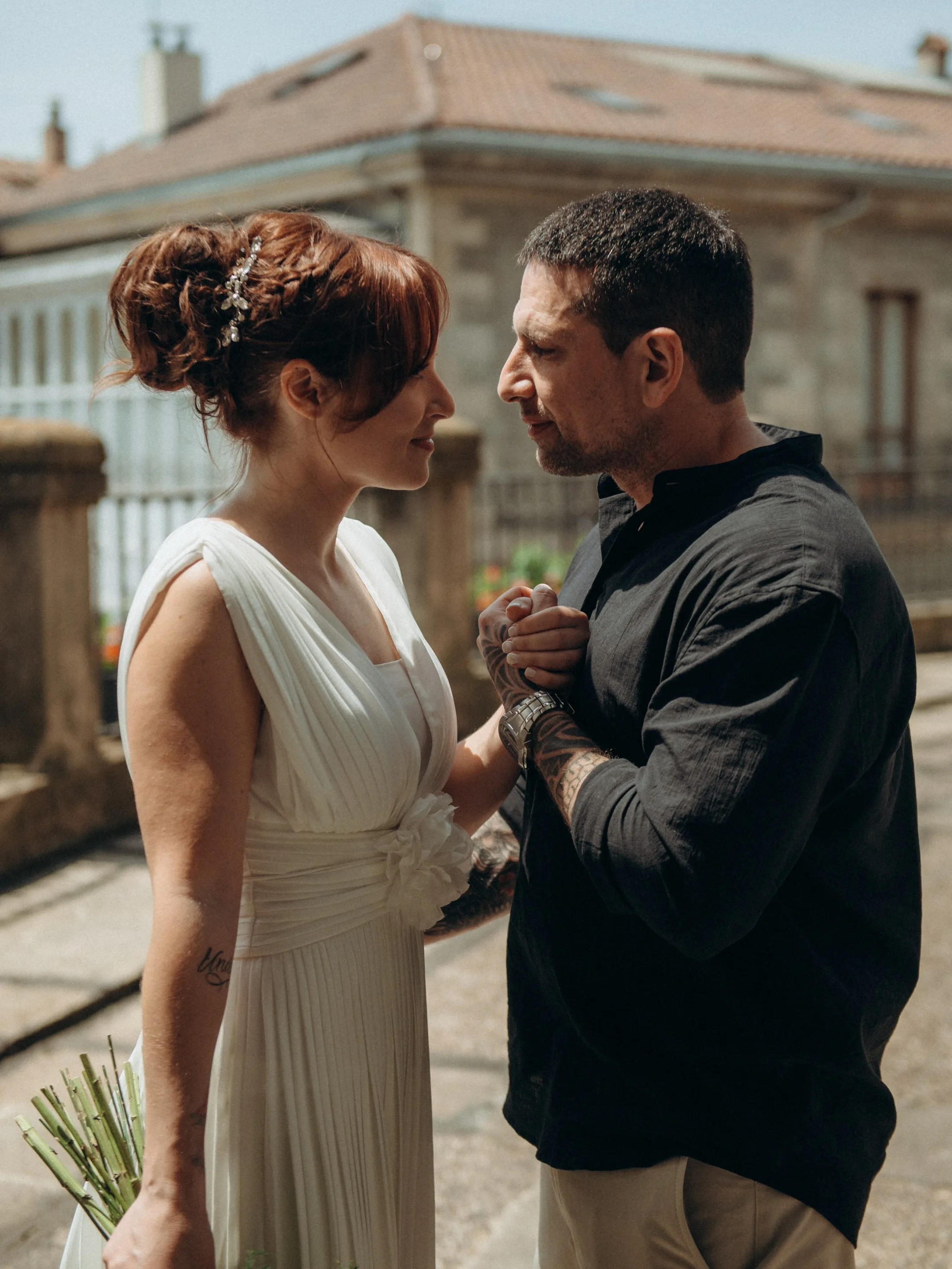 Casal sorrindo diante de um edifício histórico