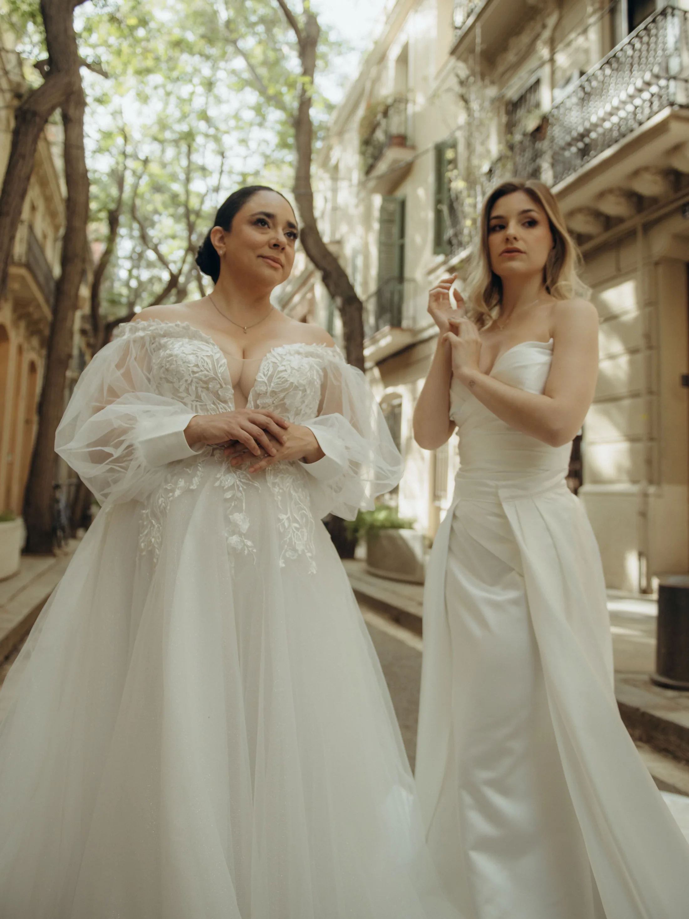 Noiva e acompanhante caminhando em rua arborizada
