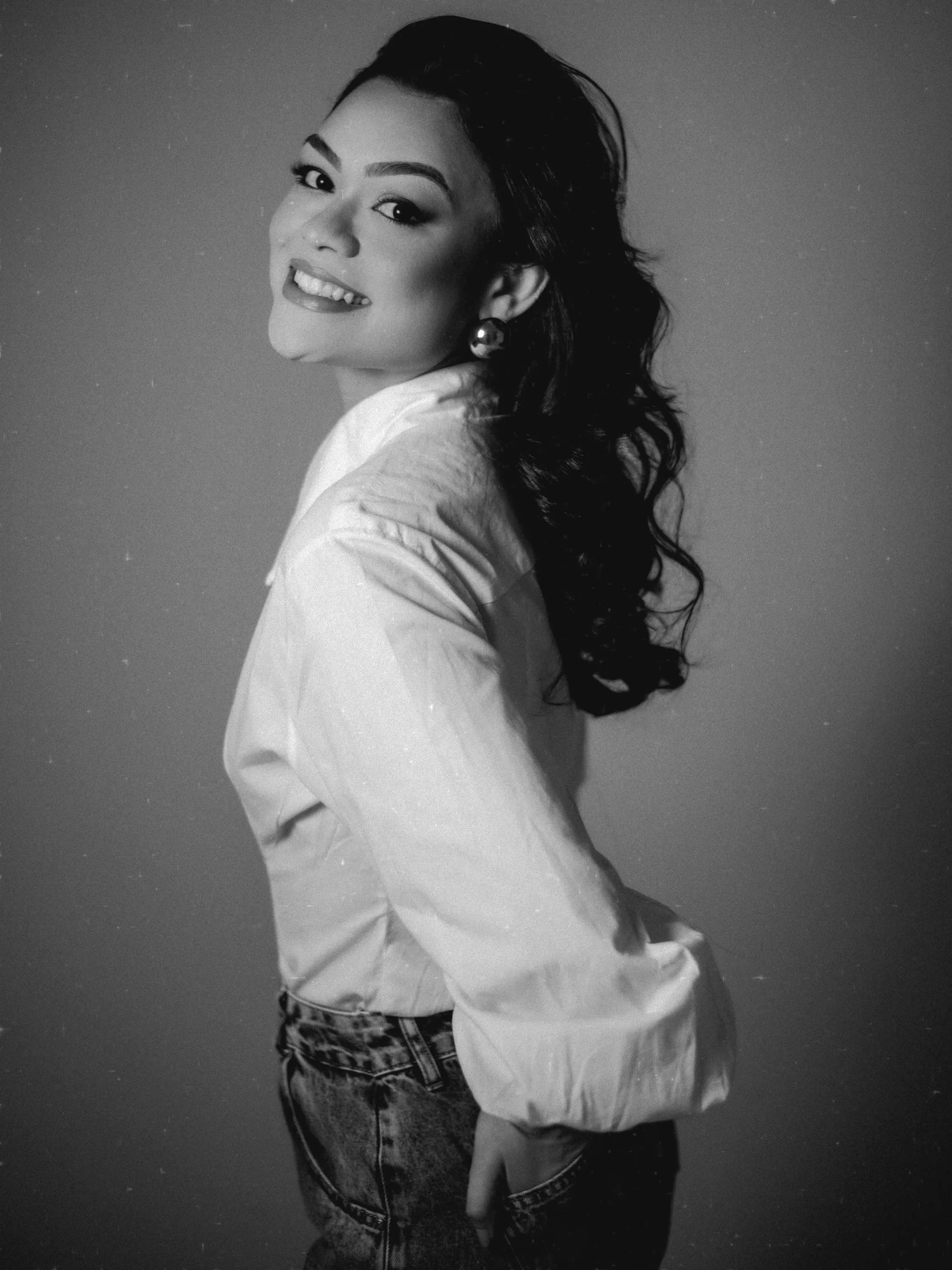 Retrato feminino em preto e branco com camisa clara