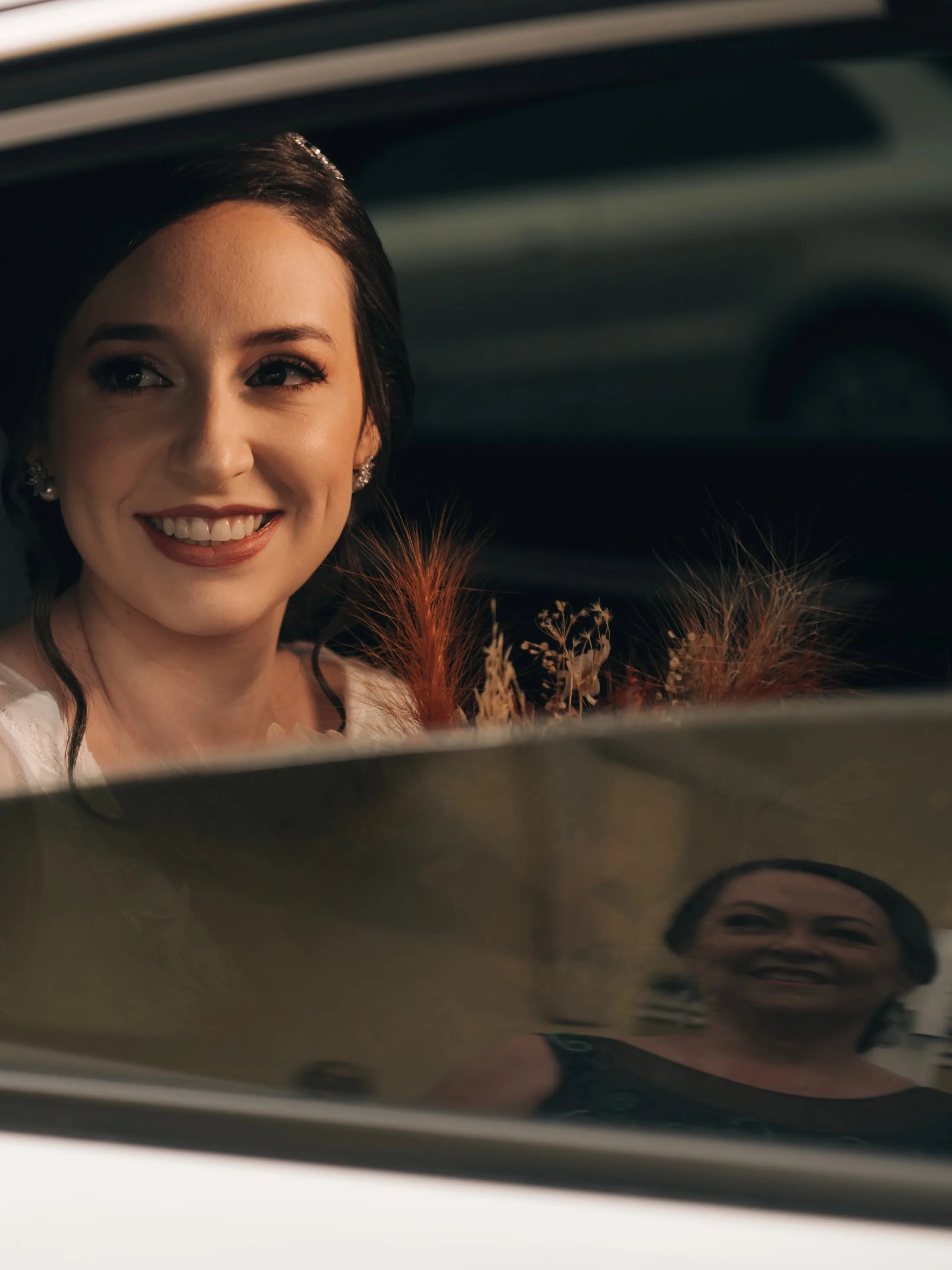 Noiva sorrindo dentro de um carro