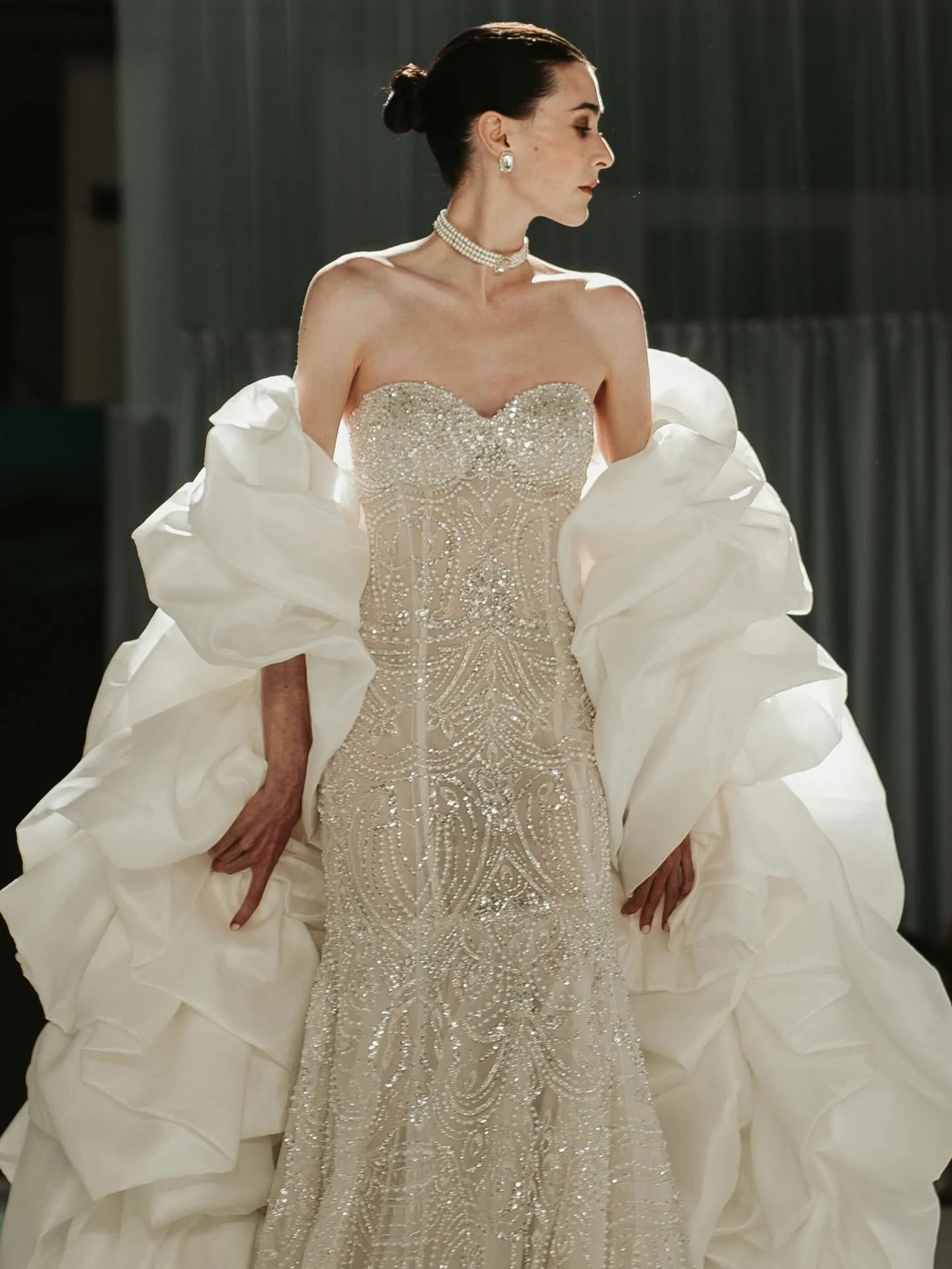 Modelo com vestido rendado em desfile de noivas